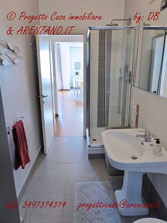 Casa con bagno con finestra Arenzano